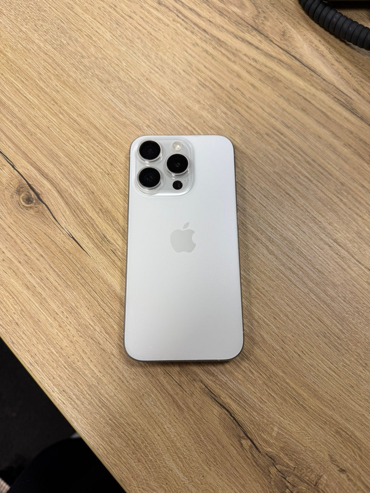 Een witte iPhone 15pro met 256GB