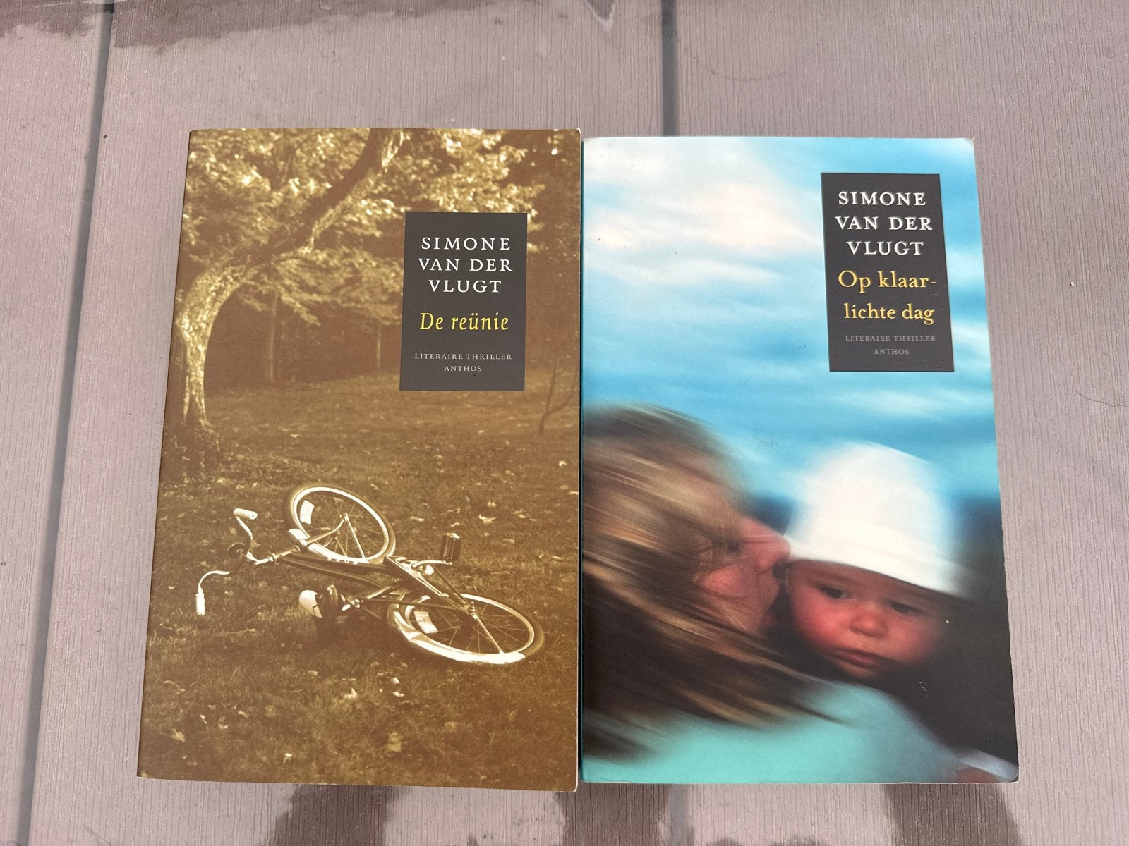 Simone van der Vlugt - De Reünie & Op klaarlichte dag, Ophalen of Verzenden, Gelezen, Nederland