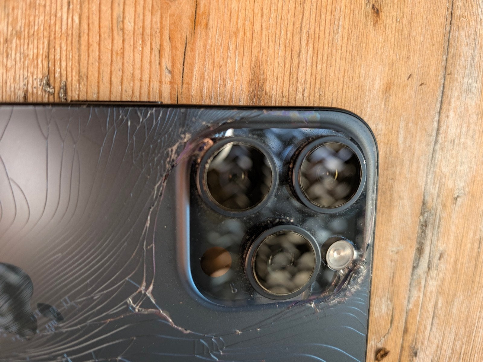 Foto 5 van iPhone 15 Pro Max - Achterkant beschadigd