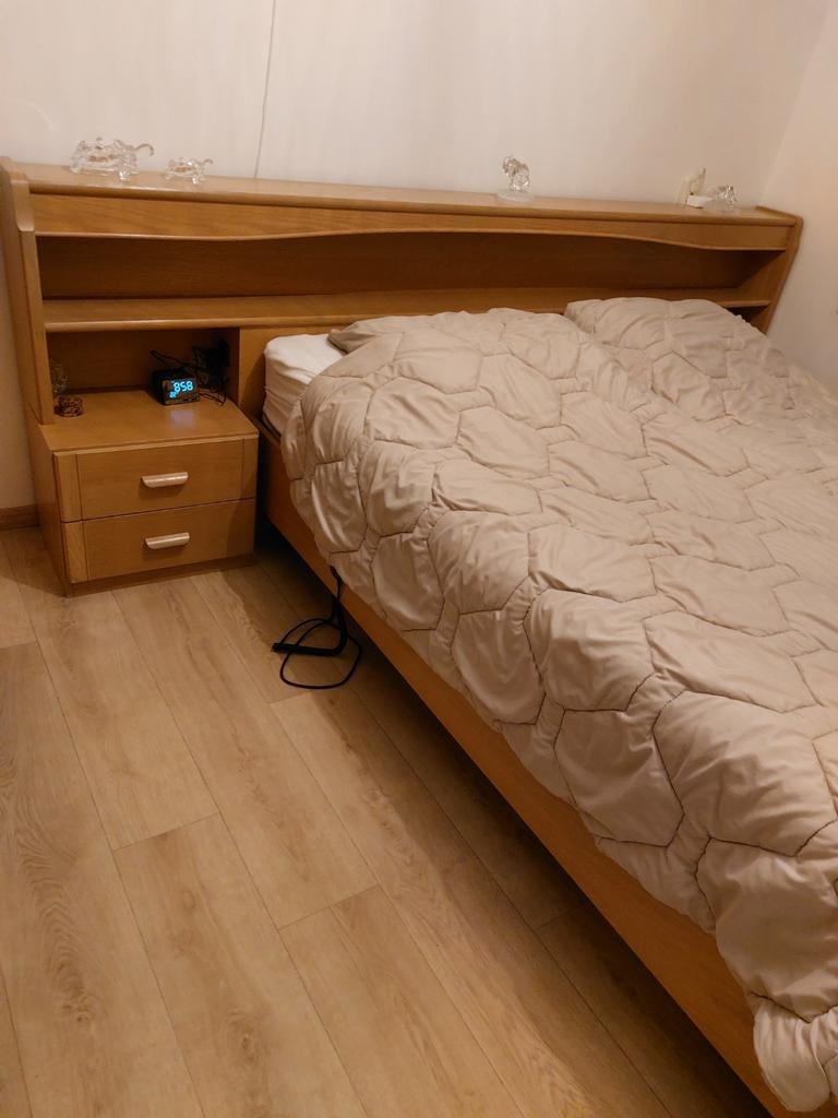 Tweepersoonsbed met nachtkastjes en hoofdbord, Ophalen, Gebruikt, Bruin, Klassiek