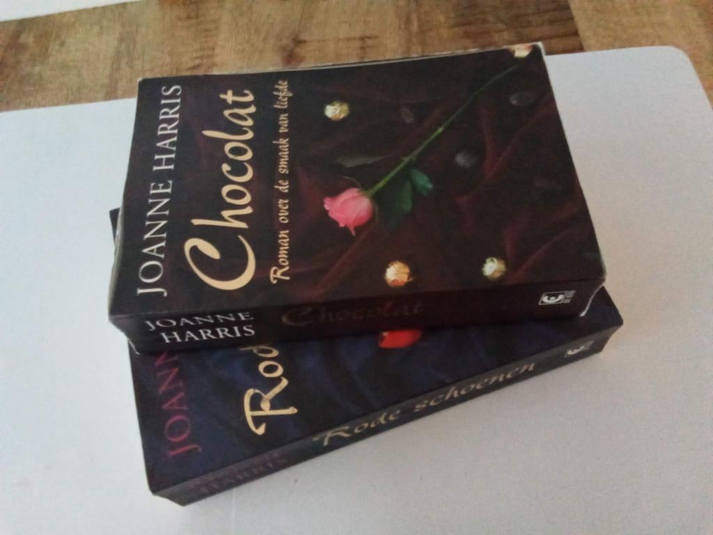 2 Boeken van Schrijfster ( Joanne Harris, Ophalen of Verzenden, Zo goed als nieuw