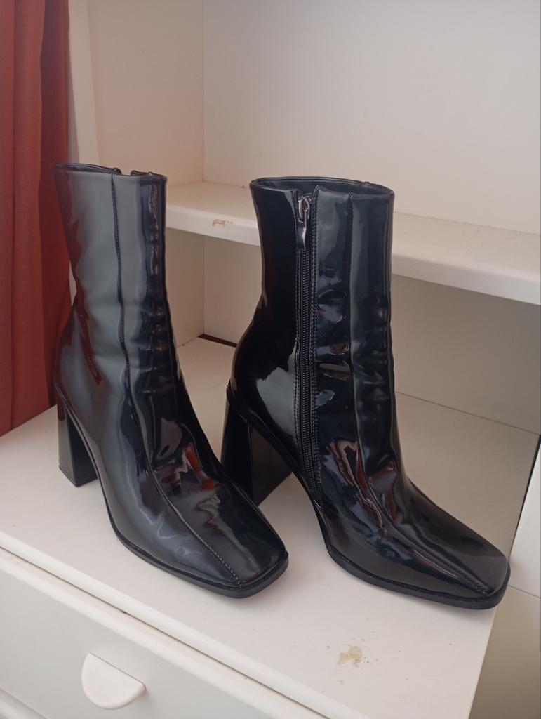 Zwarte laklaarzen met blokhak - Koi Footwear 39 size, Zwart, Ophalen of Verzenden, Zo goed als nieuw, Lage of Enkellaarzen