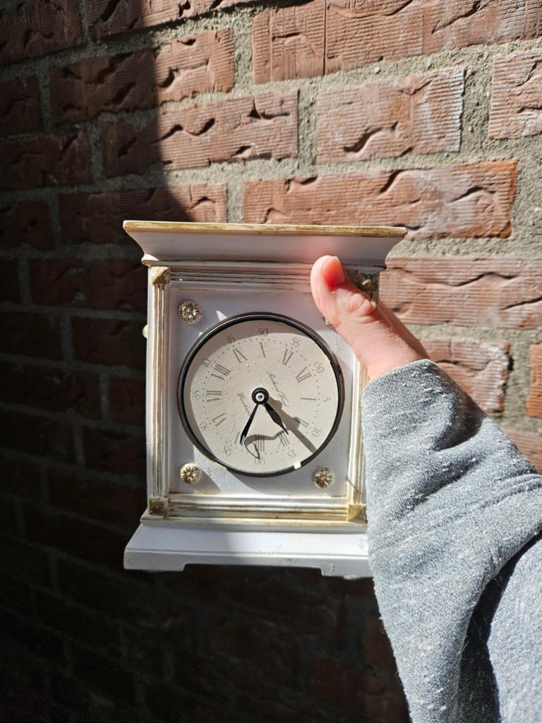 Decoratieve tafelklok in klassieke stijl, Antiek en Kunst, Ophalen of Verzenden
