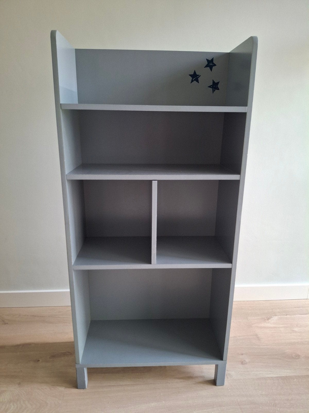Stoere grijze boekenkast, Ophalen, Met plank(en), Gebruikt, 100 tot 150 cm