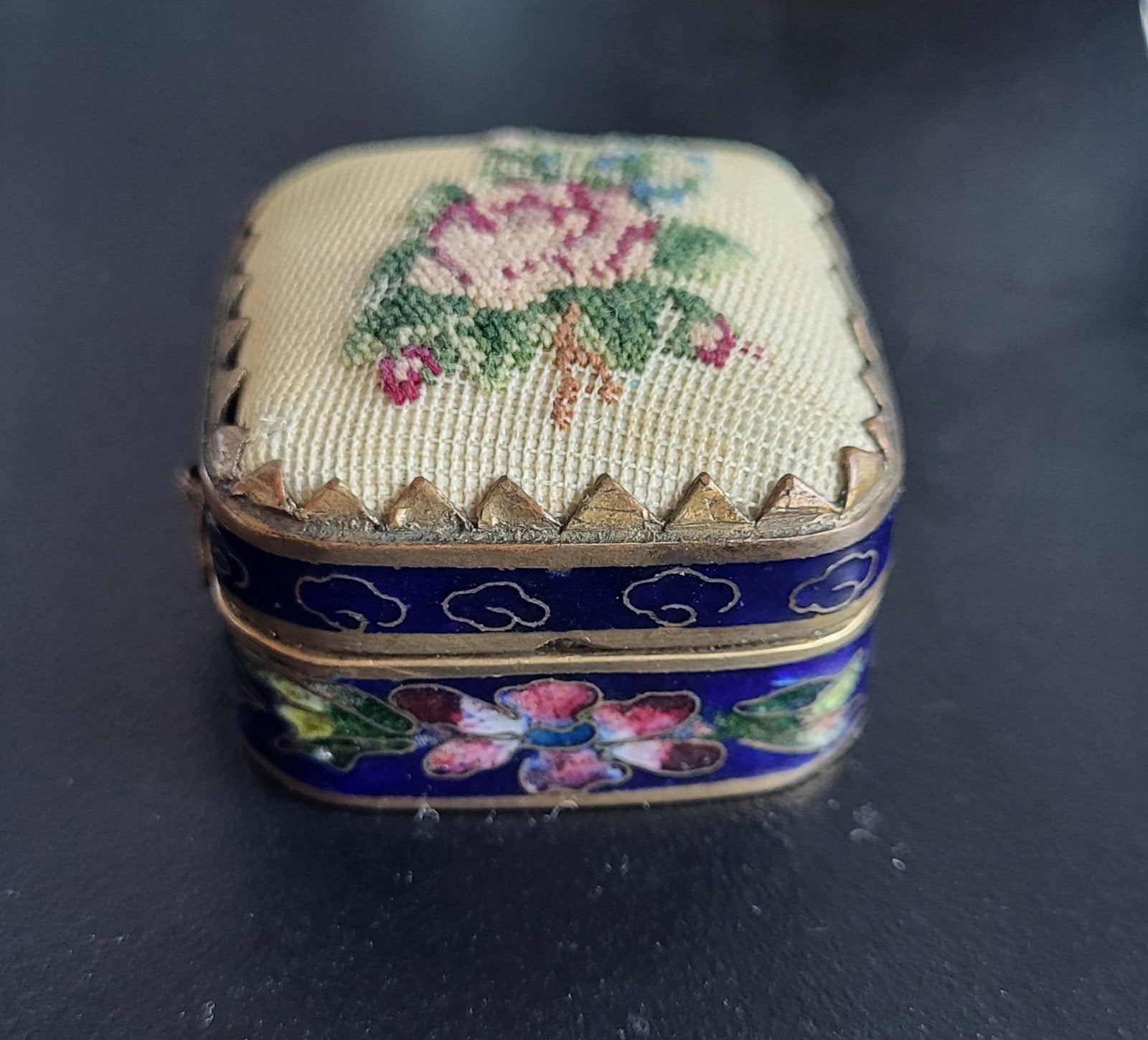 Oud pillendoosje blauw cloisonné emaille en petit point roos, Ophalen of Verzenden