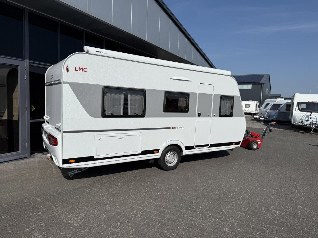 LMC Sassino 460 E 2 Aparte bedden 960KG leeg BJ 2023 Luifel, Caravans en Kamperen, Lengtebed, Bedrijf, Treinzit, 4 tot 5 meter
