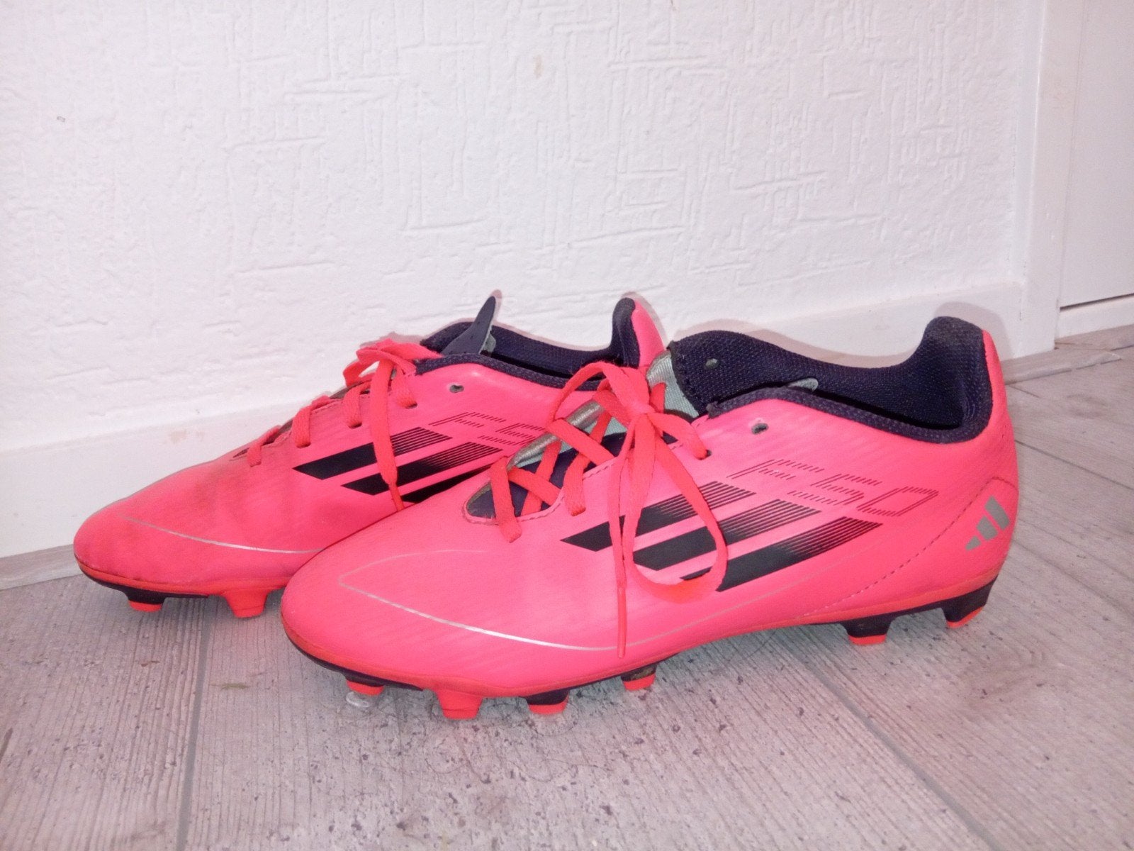 Felroze Adisdas voetbalschoenen maat 38,5, Gebruikt, Maat XS of kleiner, Schoenen, Ophalen of Verzenden