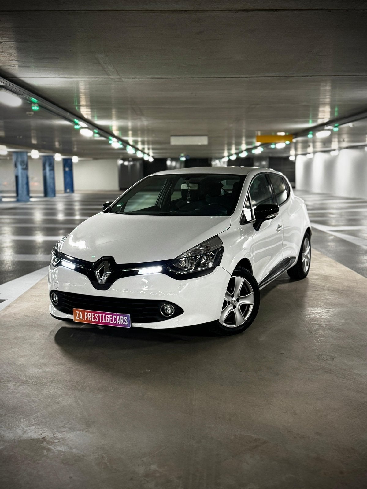 Renault Clio 0.9 TCE 66KW 5-DRS 2013 Wit VANDAAG €3300, Auto's, Renault, Voorwielaandrijving, 898 cc, Stof, Zwart