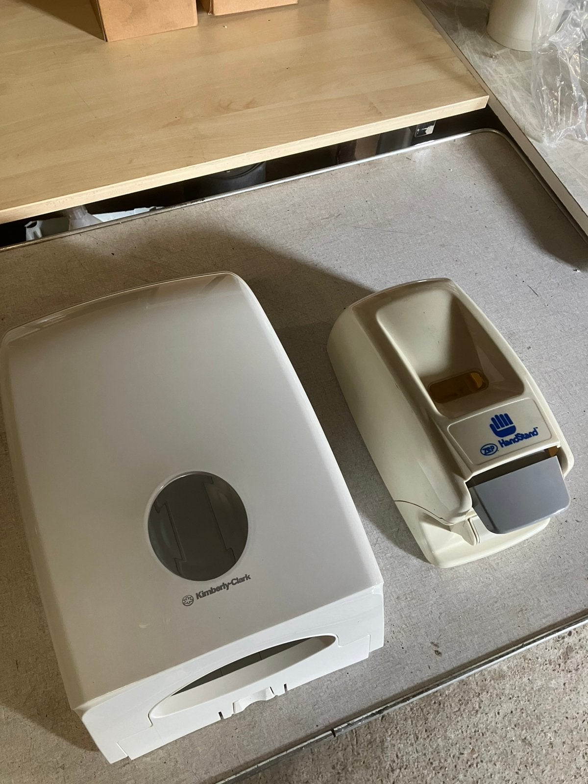 Zeepdispenser en handdoek automaat, Ophalen, Zo goed als nieuw, Toilet