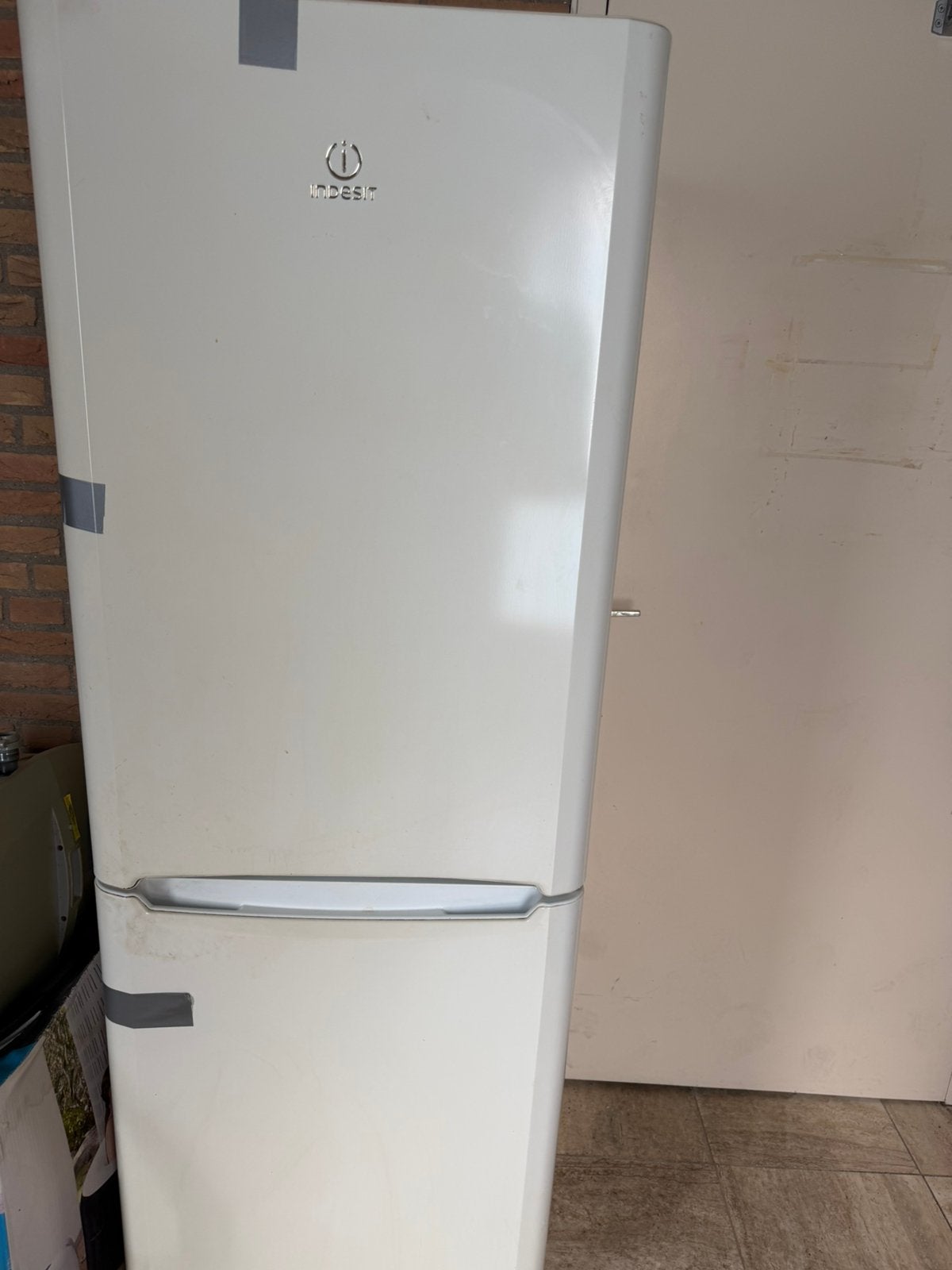 Indesit koel/vries combi, Ophalen, Gebruikt, 200 liter of meer, Met aparte vriezer