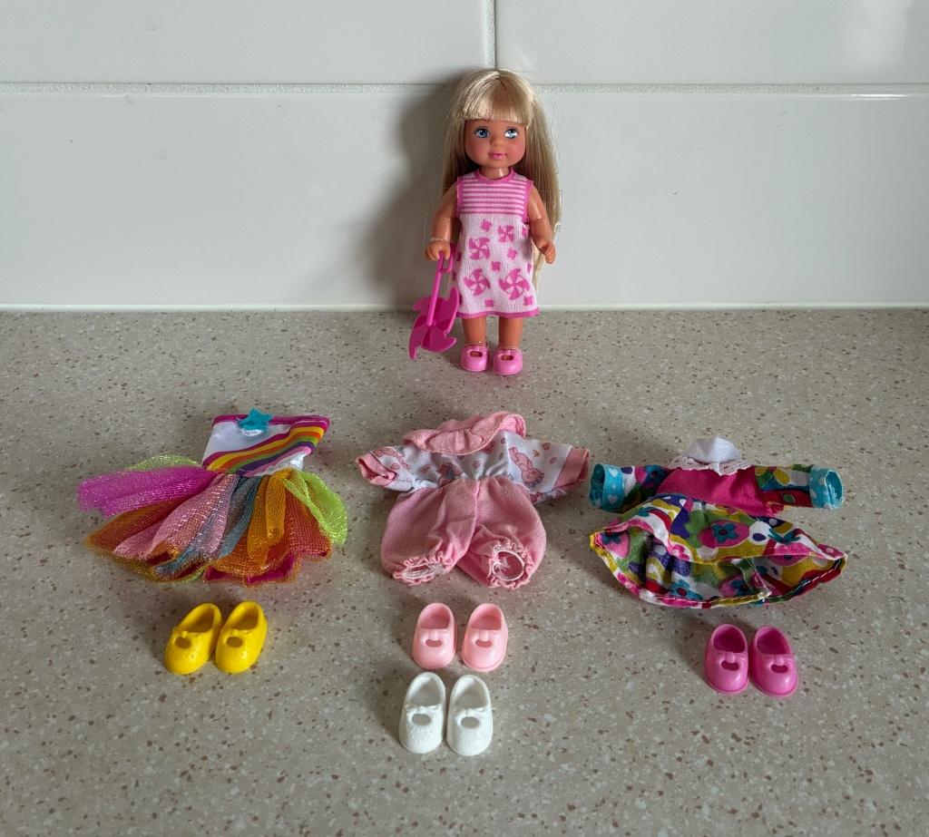 Simba popje, lengte 12 cm. Nieuw. Extra kledingsstukken., Ophalen of Verzenden, Nieuw, Pop