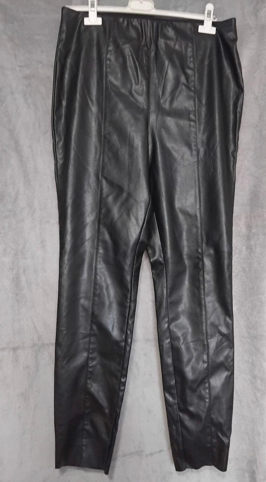 Zgan! Prachtige zwarte imitatie leren broek mt 44, Kleding | Dames, Broeken en Pantalons, Zo goed als nieuw, Maat 42/44 (L), Zwart