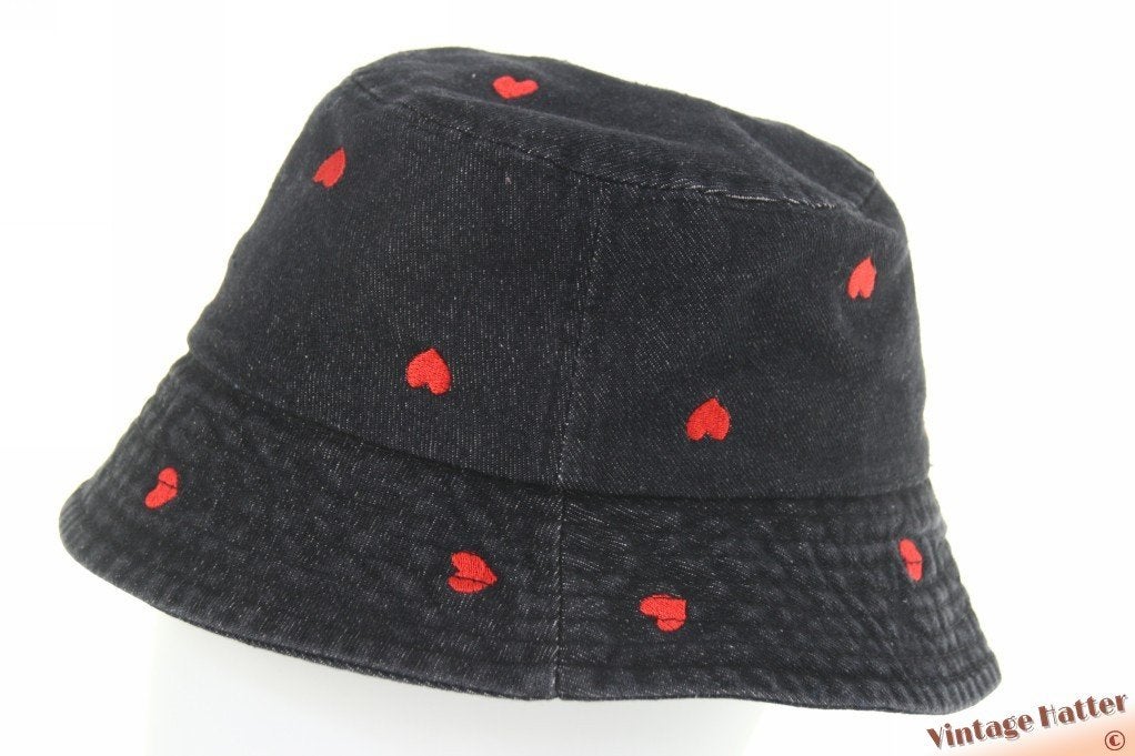 Buckethat zwart denim met rode hartjes katoen 57-59 nieuw, Ophalen of Verzenden, Nieuw, One size fits all, Hoed