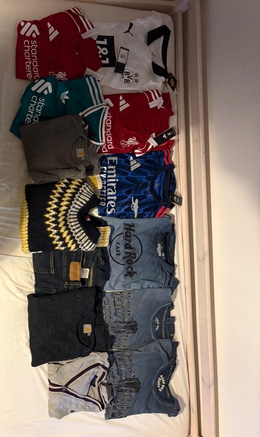 Diverse kledingbundel: voetbalshirts, truien, jeans, Kleding | Heren, Verzenden, Zo goed als nieuw, Overige maten, Meerkleurig