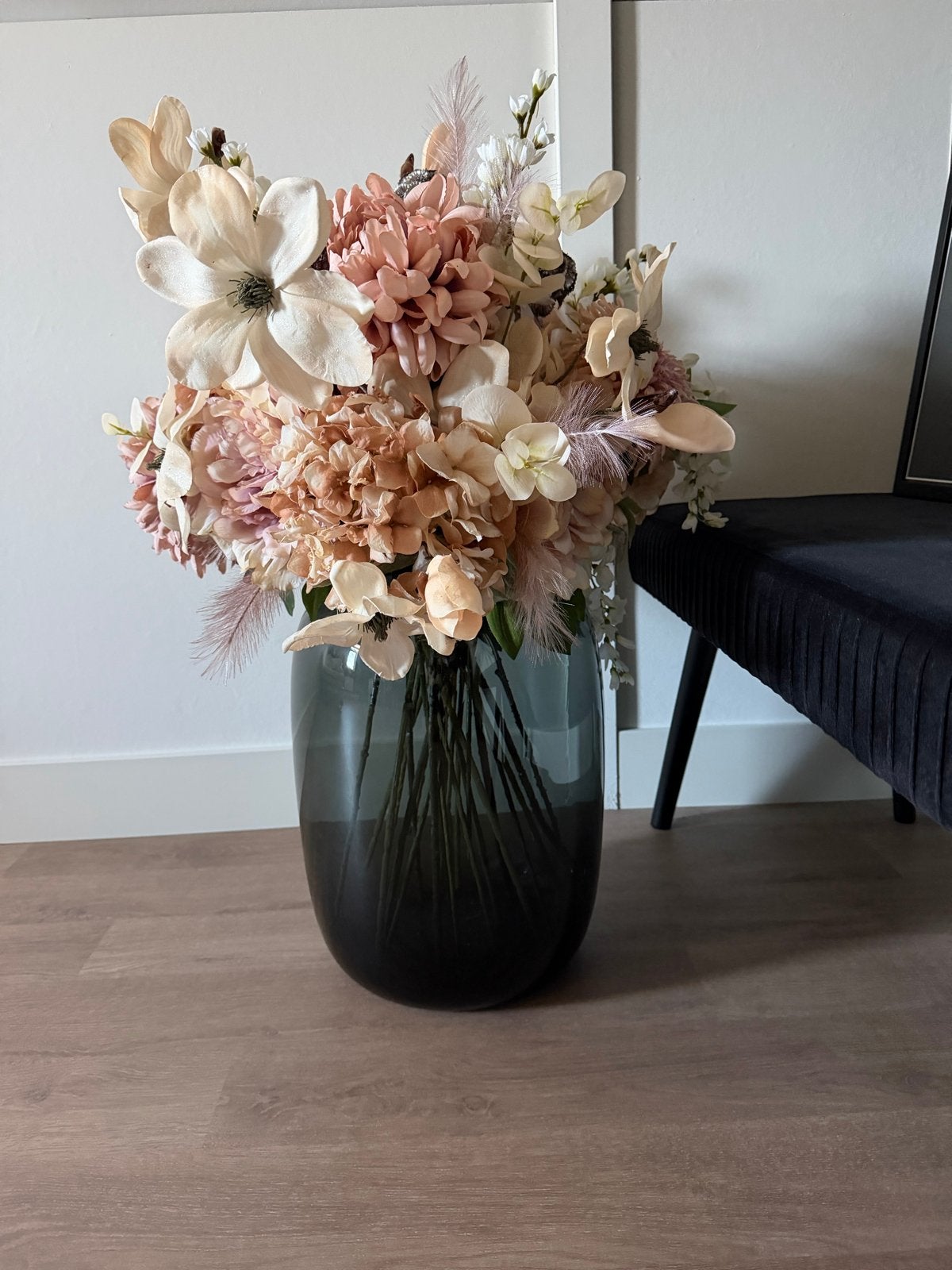Grote XXL boeket Sharon Flowers met Bulbvaas Vase the World, Ophalen, Beige, Inclusief decoratie, Glas