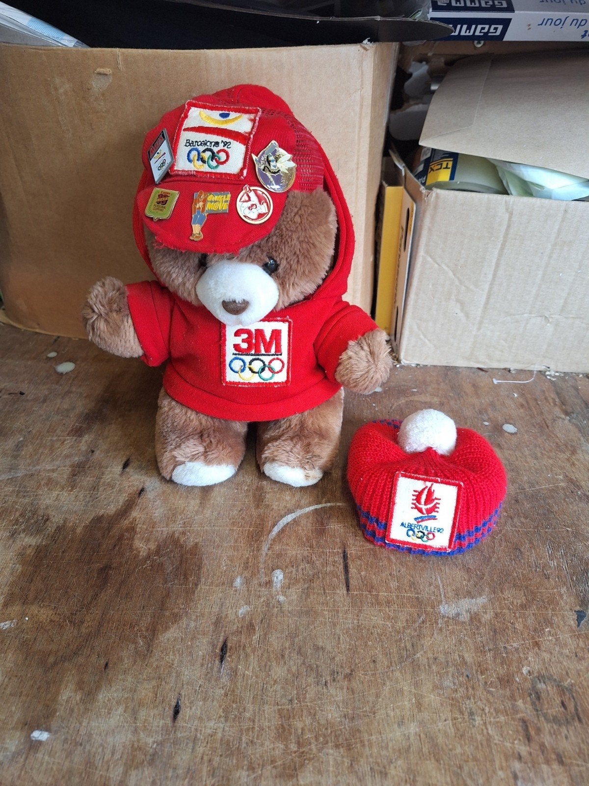 Vintage Olympische Spelen 3M knuffelbeer met pins, Gebruikt, Overige merken, Overige karakters, Beer