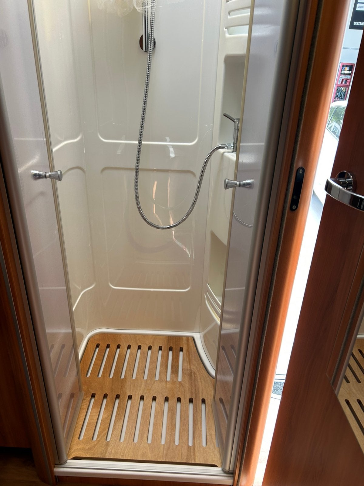 Foto 20 van Hymer B 534 DL Integr.Camper met autom.motor airco als nieuw