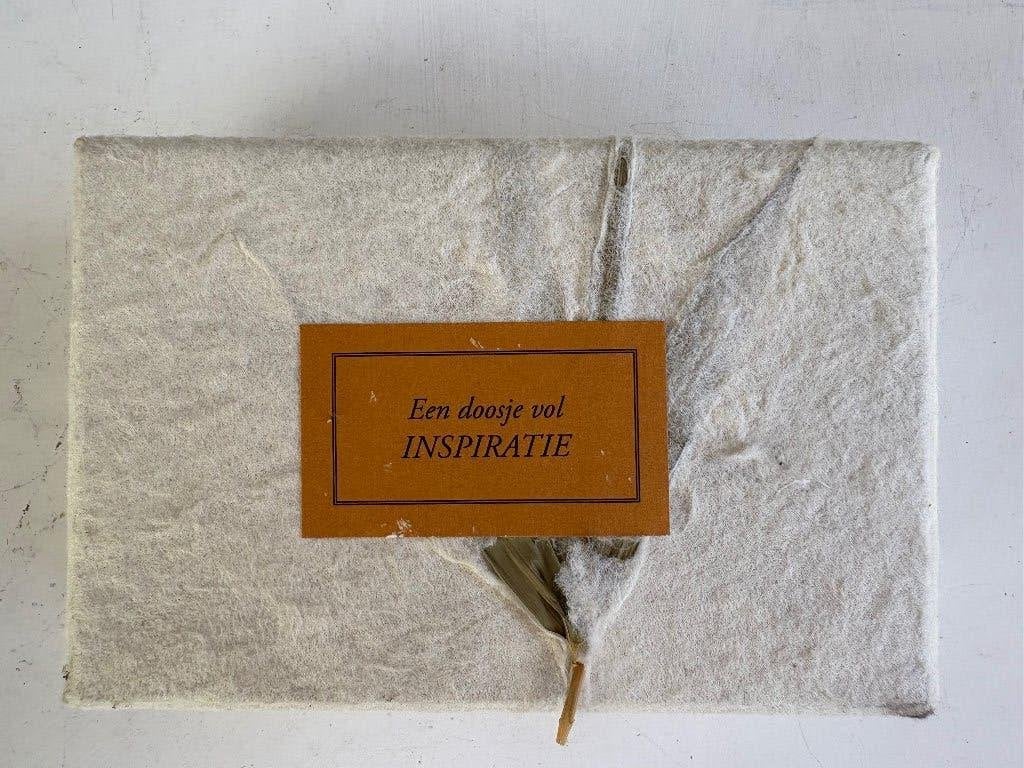 "EEN DOOSJE VOL INSPIRATIE"  NIEUW VOOR GESPREKSSTOF, Ophalen of Verzenden, Nieuw