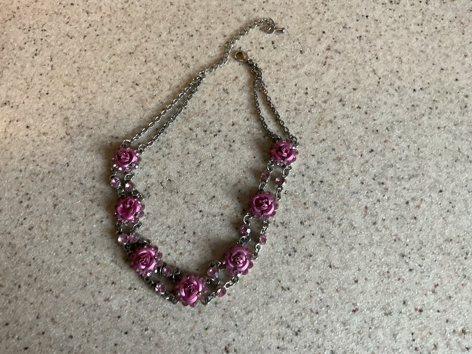 Zilverkleurige ketting met roze roosjes en strass, Overige materialen, Gebruikt, Ophalen of Verzenden, Roze