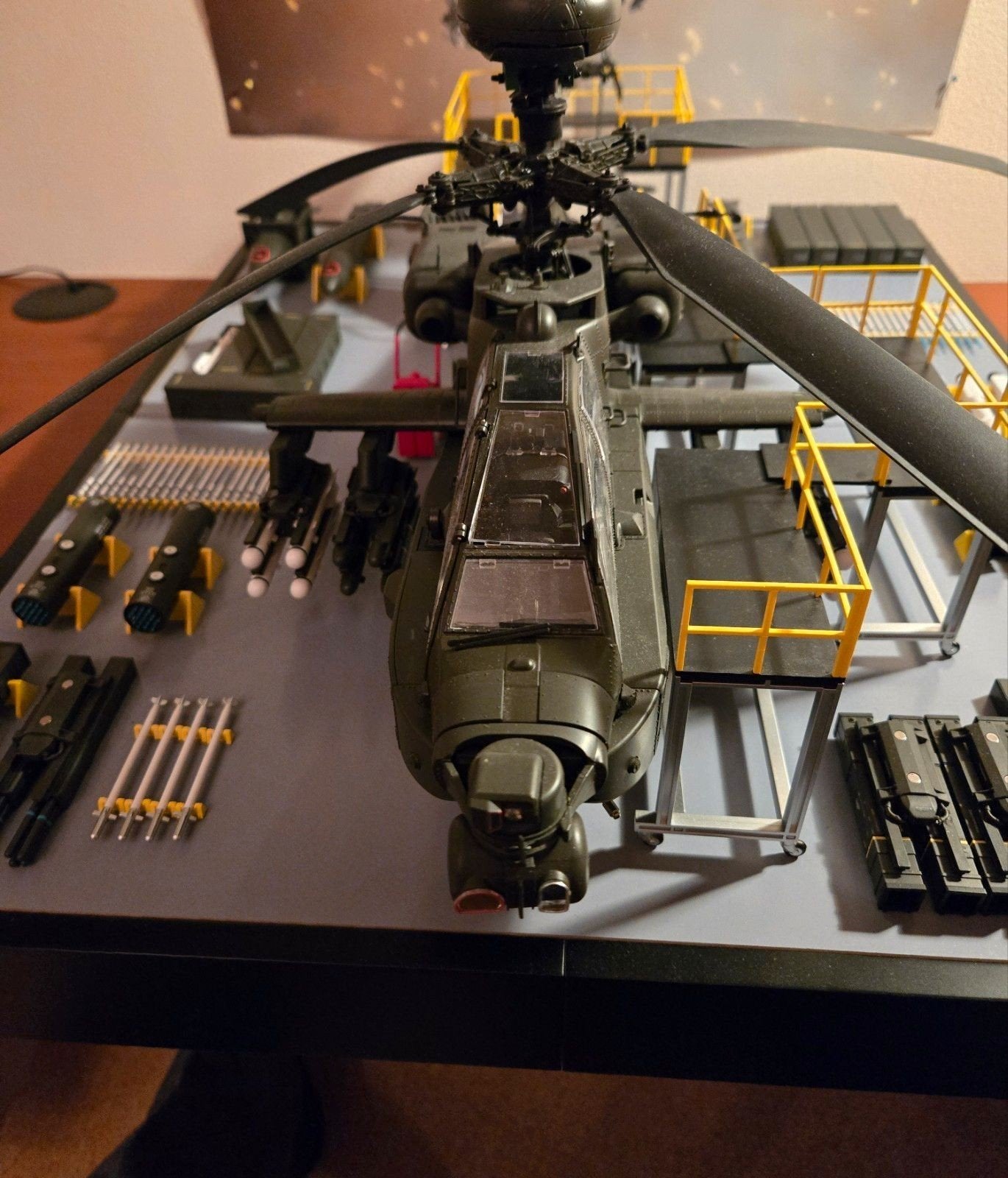Agora Apache Helikopter 1:24 Modelbouw, Hobby en Vrije tijd, Modelbouw | Vliegtuigen en Helikopters, Ophalen of Verzenden, Zo goed als nieuw