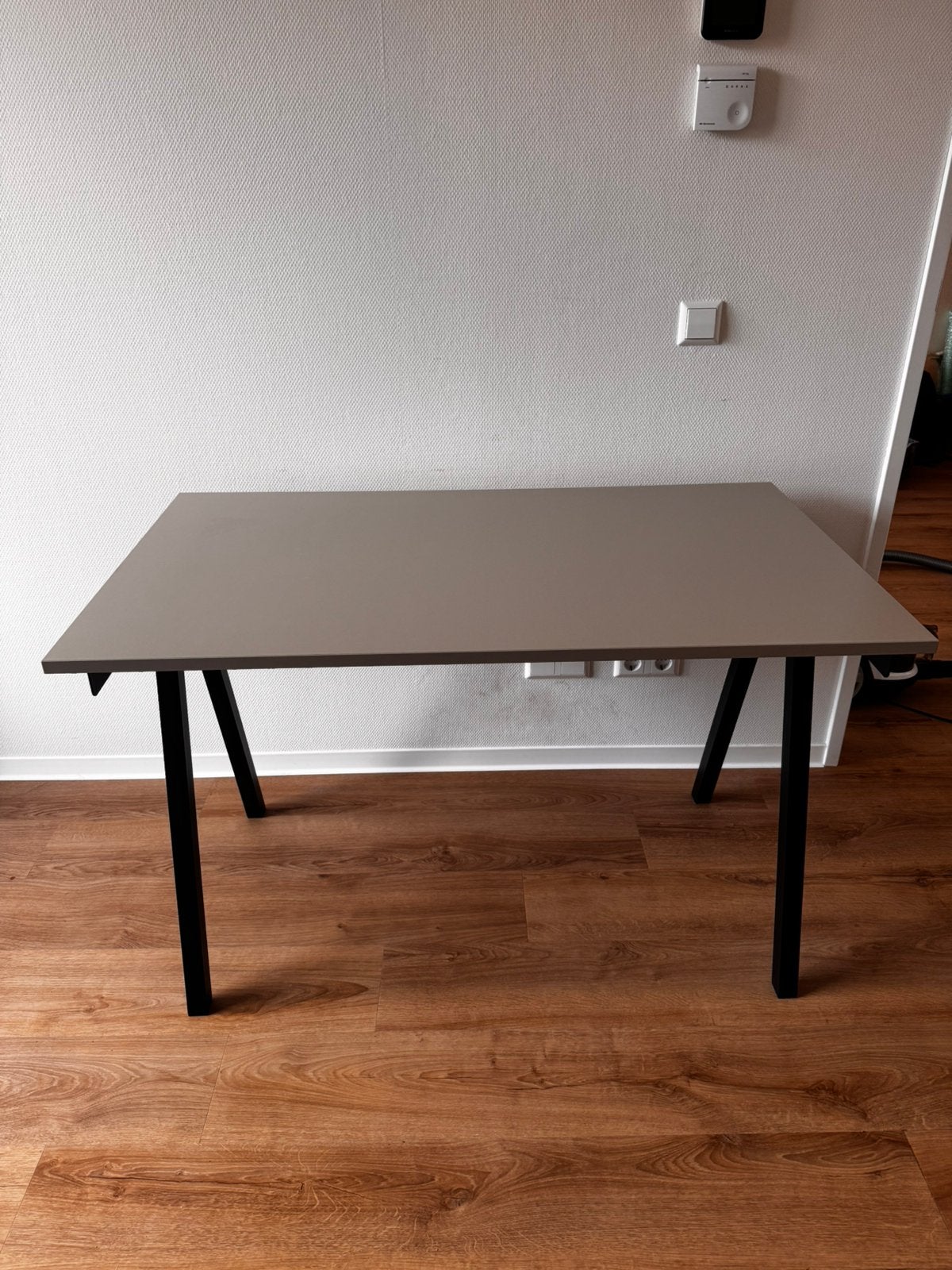 Bureau met zwart onderstel, Huis en Inrichting, Ophalen, Zo goed als nieuw