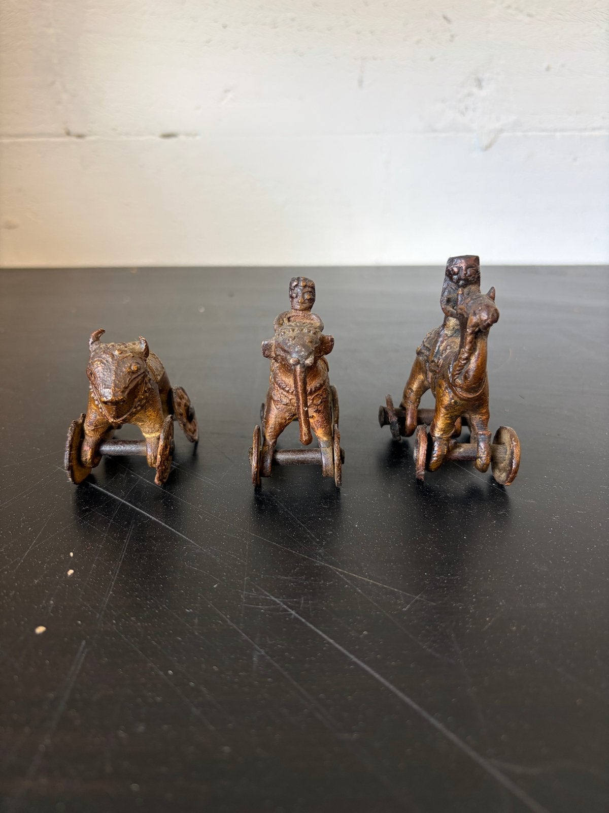 Set van 3 Antieke Bronzen Miniatuur Dieren op Wielen, Ophalen