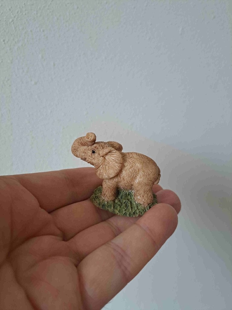 Olifant Kijkt Schuin Omhoog, Kunsthars 4x3x4.5cm, Ophalen of Verzenden, Zo goed als nieuw, Dier