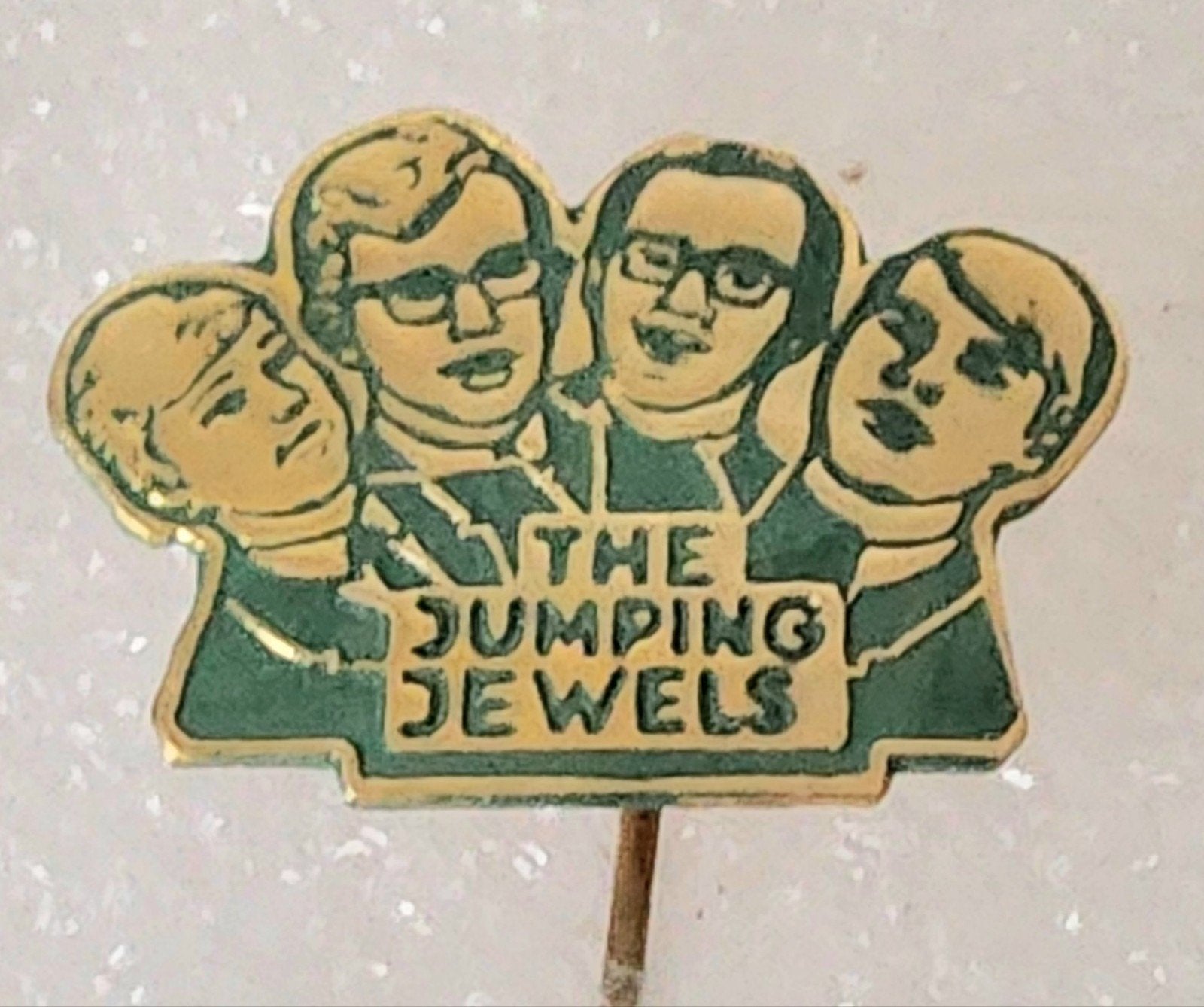 Speldje The Jumping Jewels - Vintage Muziekband, Ophalen of Verzenden, Gebruikt, Overige onderwerpen, Speldje of Pin