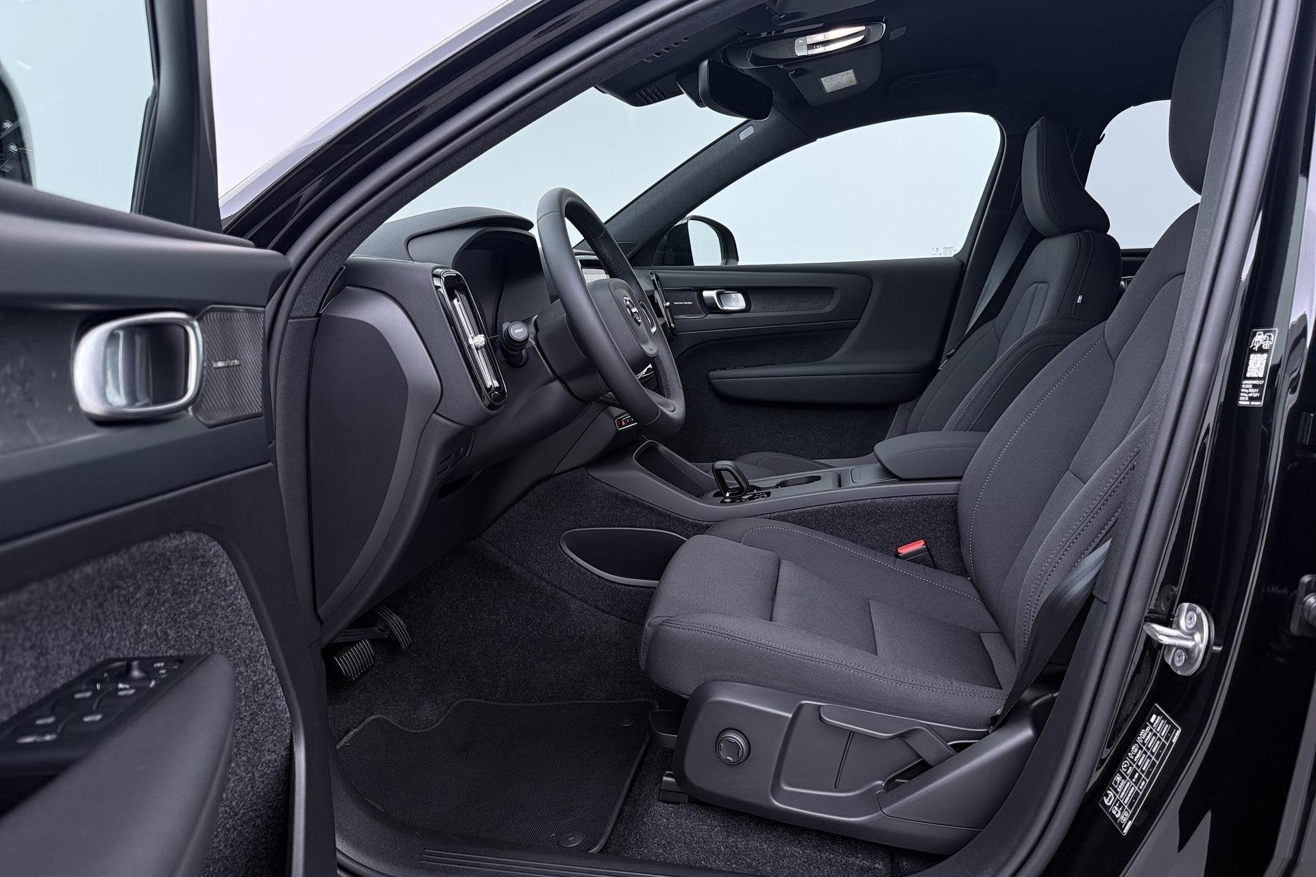 Volvo EX40 Twin Motor Plus Black Edition 82 kWh | 409 PK! |, Auto's, Automaat, Stof, Gebruikt, 82 kWh