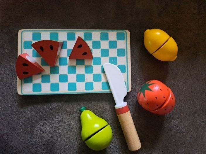Houten snijfruit en rood geruit schortje, Ophalen of Verzenden, Zo goed als nieuw