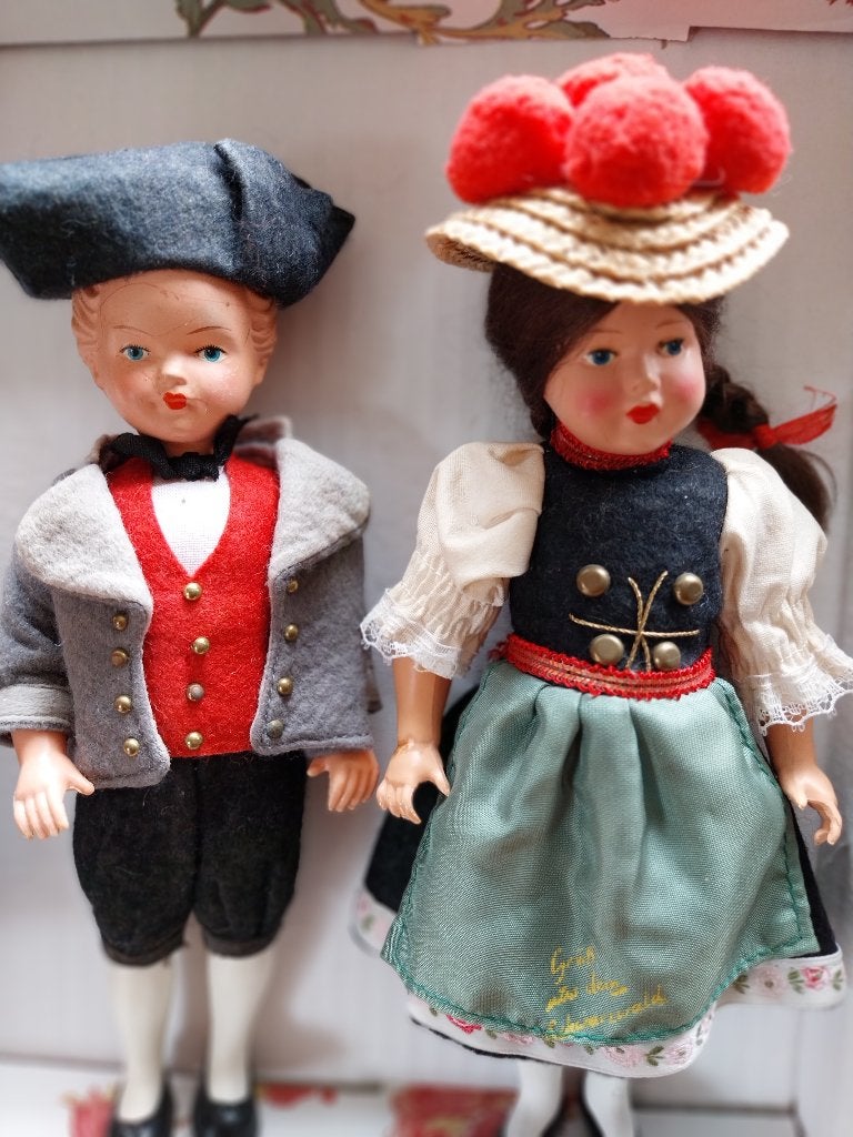 Klederdracht popjes  2 paartjes, Verzamelen, Poppen, Verzenden, Zo goed als nieuw, Pop