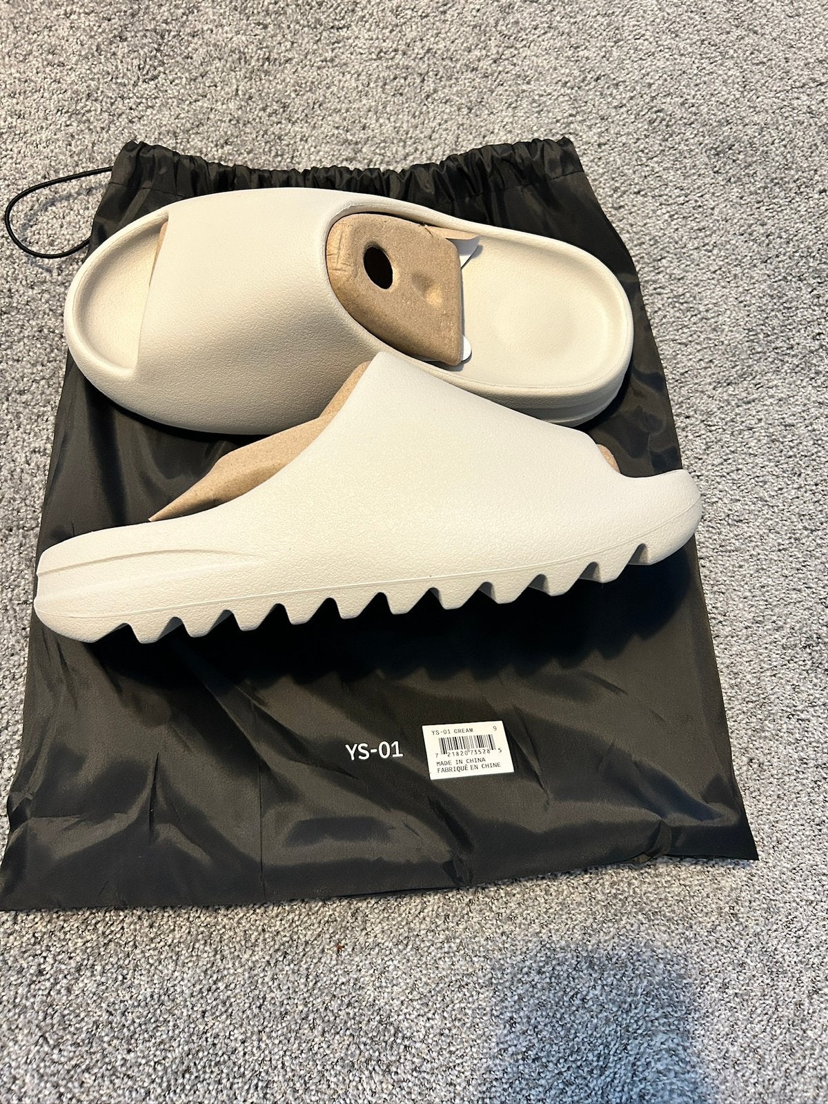 YEEZY Slides cream/beige maat 42 - NIEUW, NIET GEDRAGEN., Kleding | Heren, Schoenen, Overige kleuren, Nieuw, Ophalen, Slippers