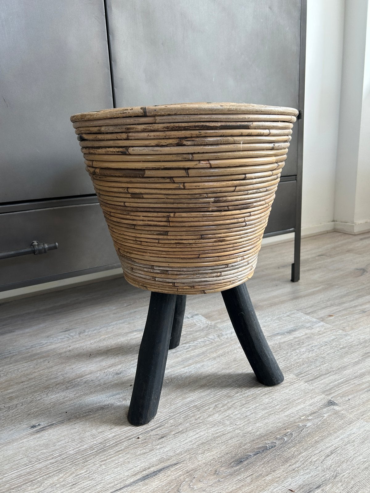 Rotan plantenbak op pootjes, Tuin en Terras, Overige materialen, Gebruikt, Rond, Binnen