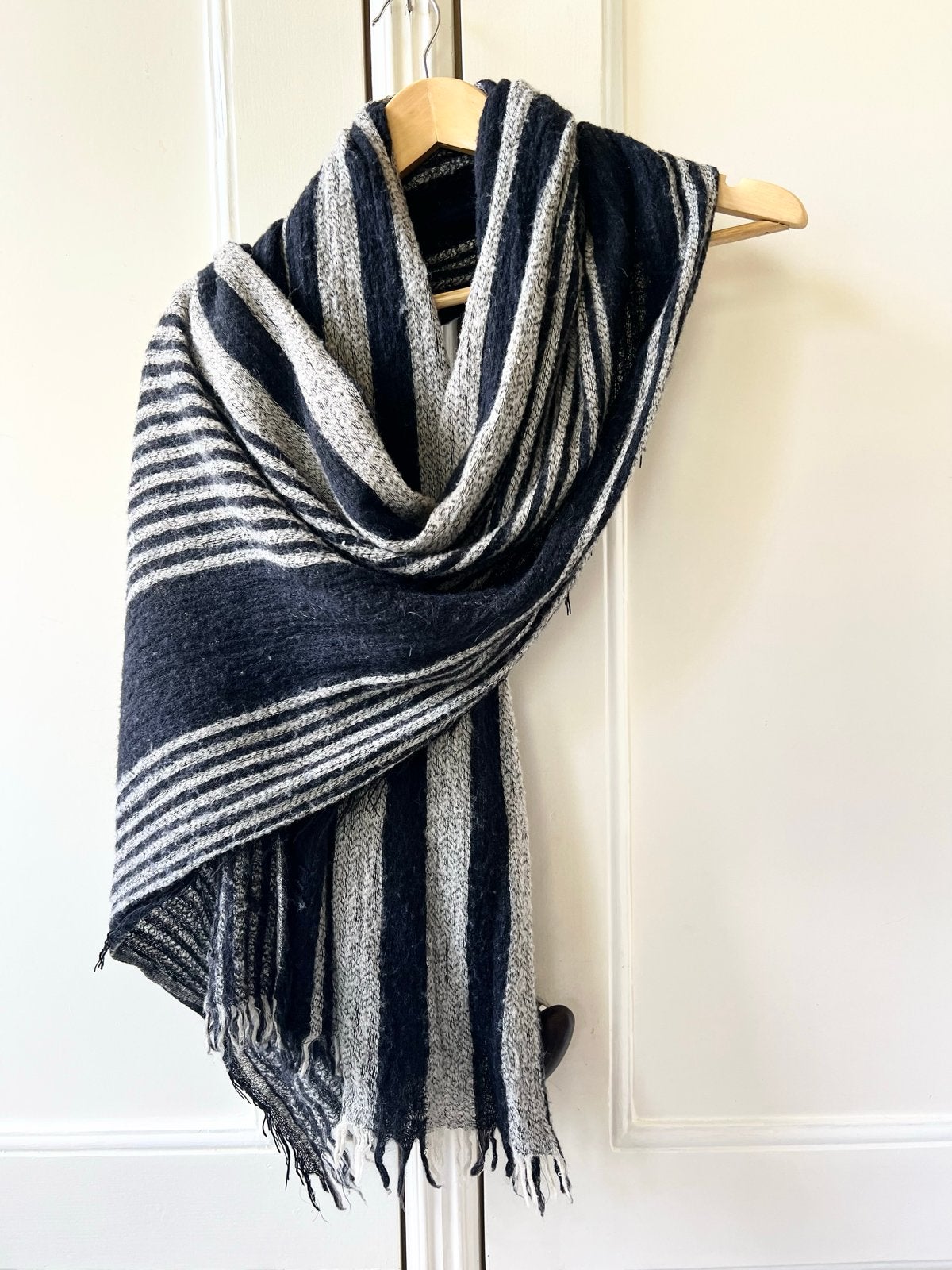 Romano grote sjaal - 100% wol - donkerblauw/grijs gestreept, Ophalen of Verzenden, Gedragen, Maat 42/44 (L), Sjaal