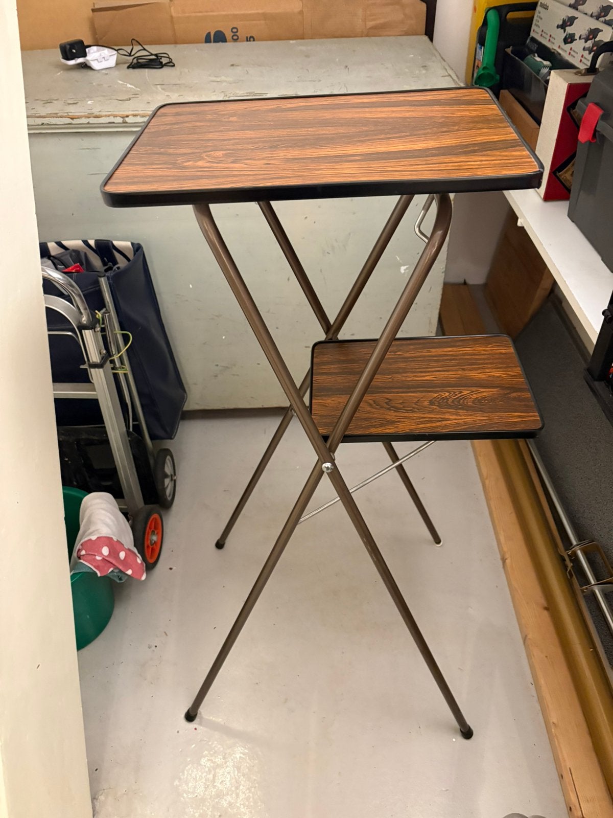 Projector tafeltje en scherm, Ophalen, Rond, Minder dan 55 cm