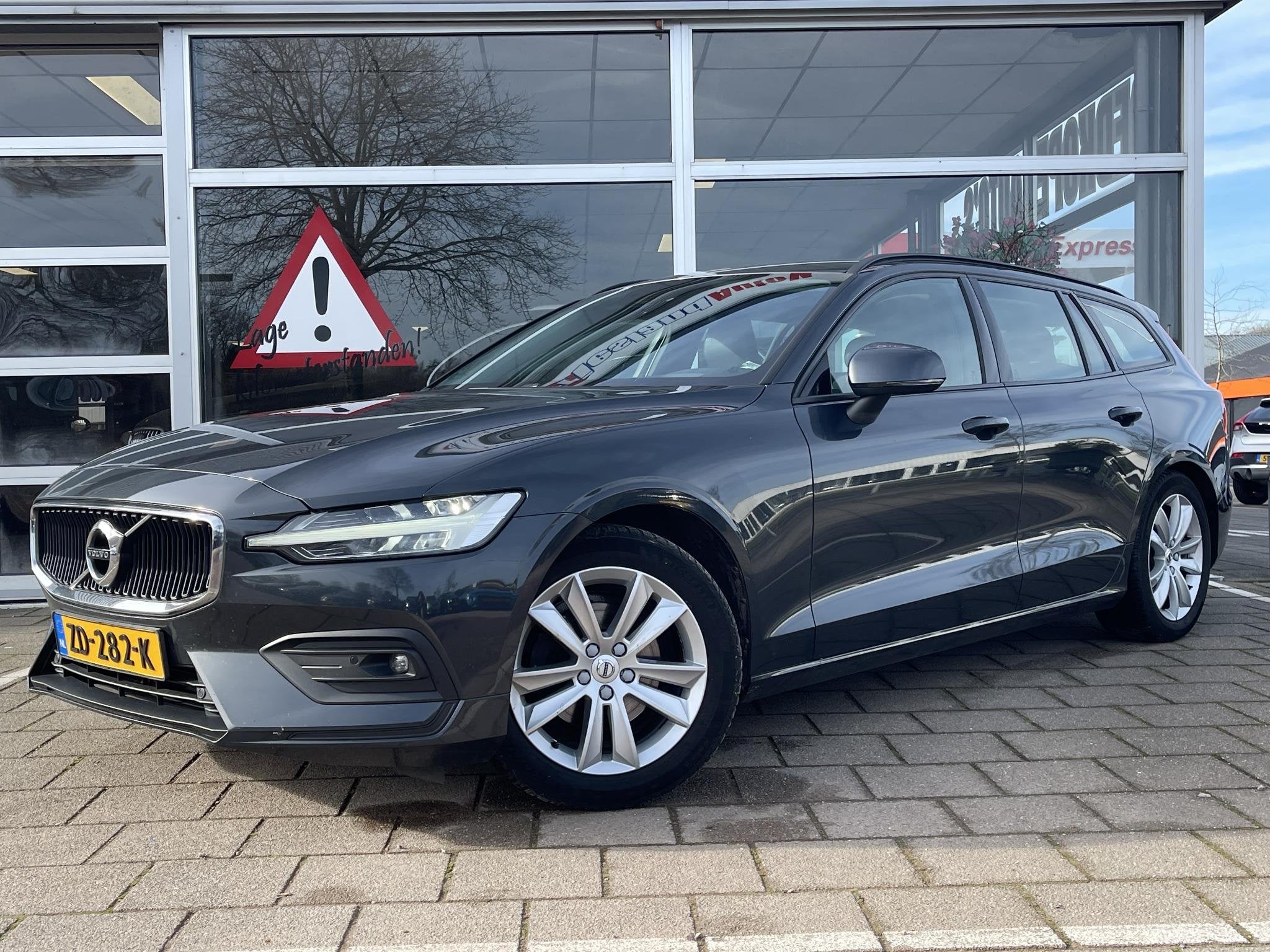 Volvo V60 2.0 D3 BTW / Automaat / Camera / 1e eigenaar/Trekh, Euro 6, 4 cilinders, Leder en Stof, Diesel
