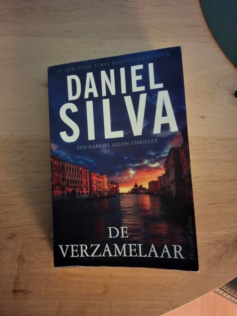 De Verzamelaar - Daniel Silva (Gabriel Allon-thriller), Boeken, Thrillers, Zo goed als nieuw, Nederland, Ophalen of Verzenden