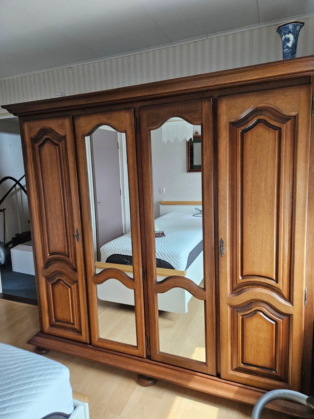 Grote kledingkast, Huis en Inrichting, Kasten | Kledingkasten, Ophalen, 50 tot 75 cm, Met deur(en), 200 cm of meer
