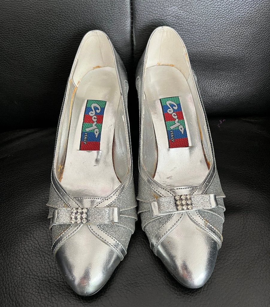Goya - Zilveren pumps met strass strik - maat 38, Pumps, Overige kleuren, Ophalen of Verzenden, Zo goed als nieuw
