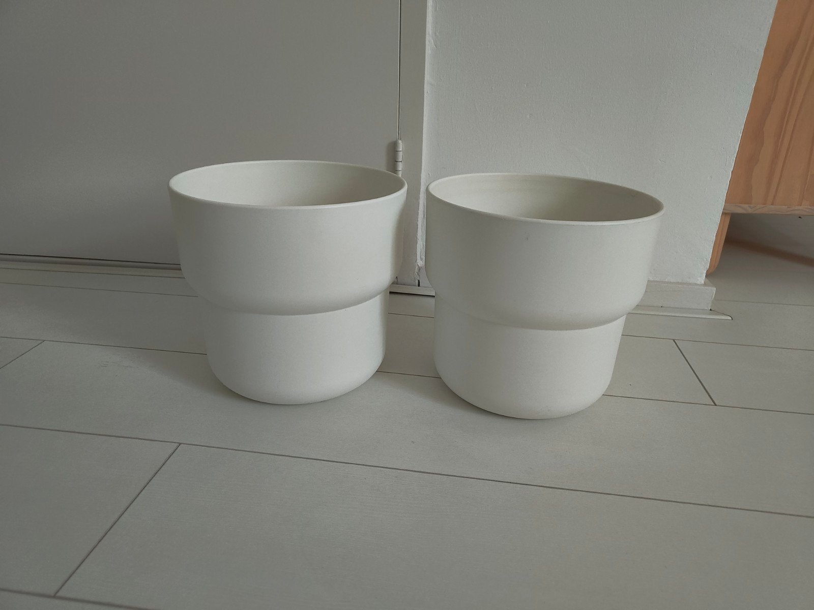 2x IKEA FÖRENLIG Plantenpot Wit, Kunststof, Gebruikt, Rond, Binnen