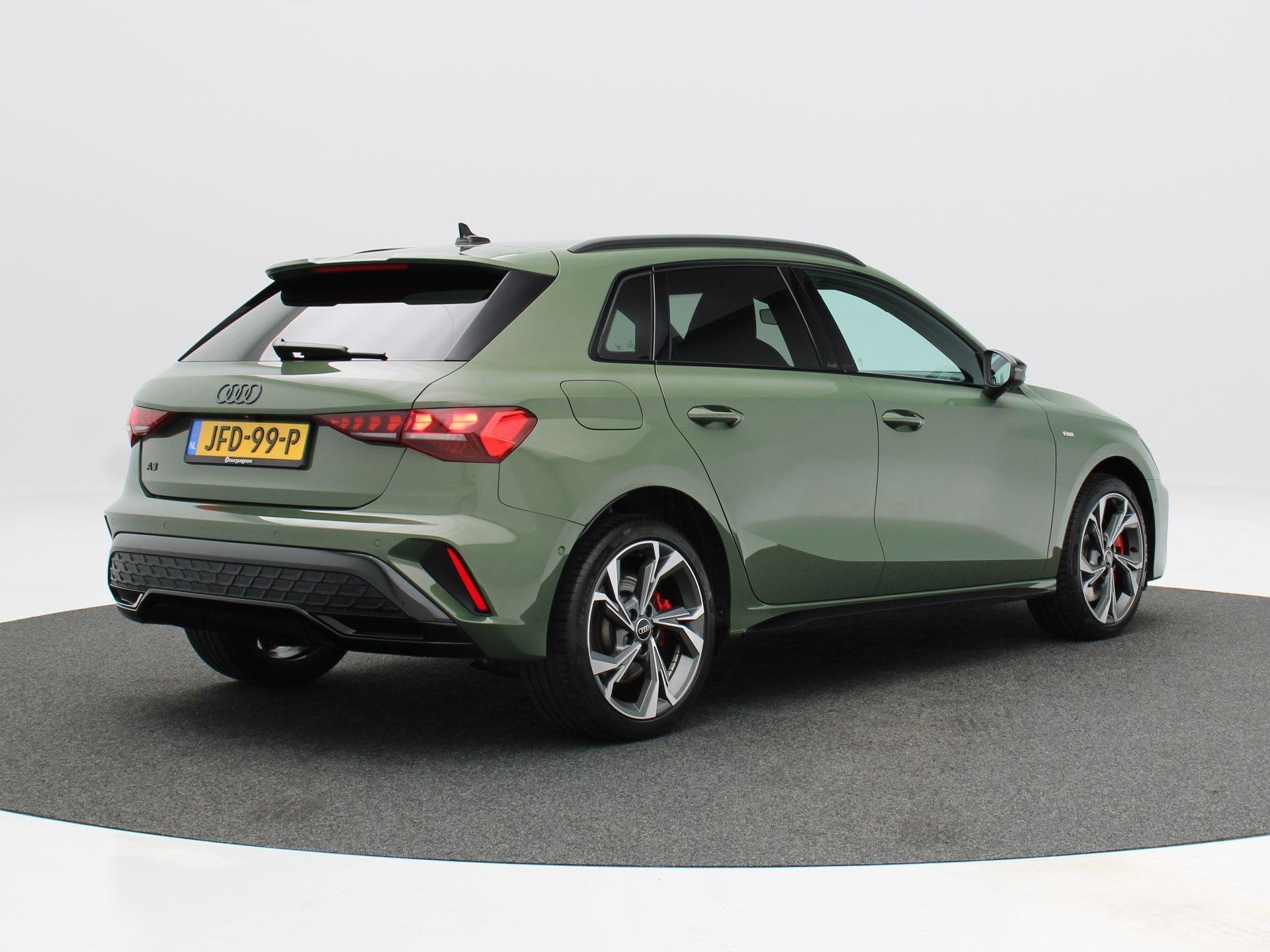 Audi A3 Sportback 45 TFSi e 272 Pk S-Line Competition | Trek, Auto's, Audi, 4 cilinders, 150 min, Leder en Stof, Hybride Elektrisch/Benzine
