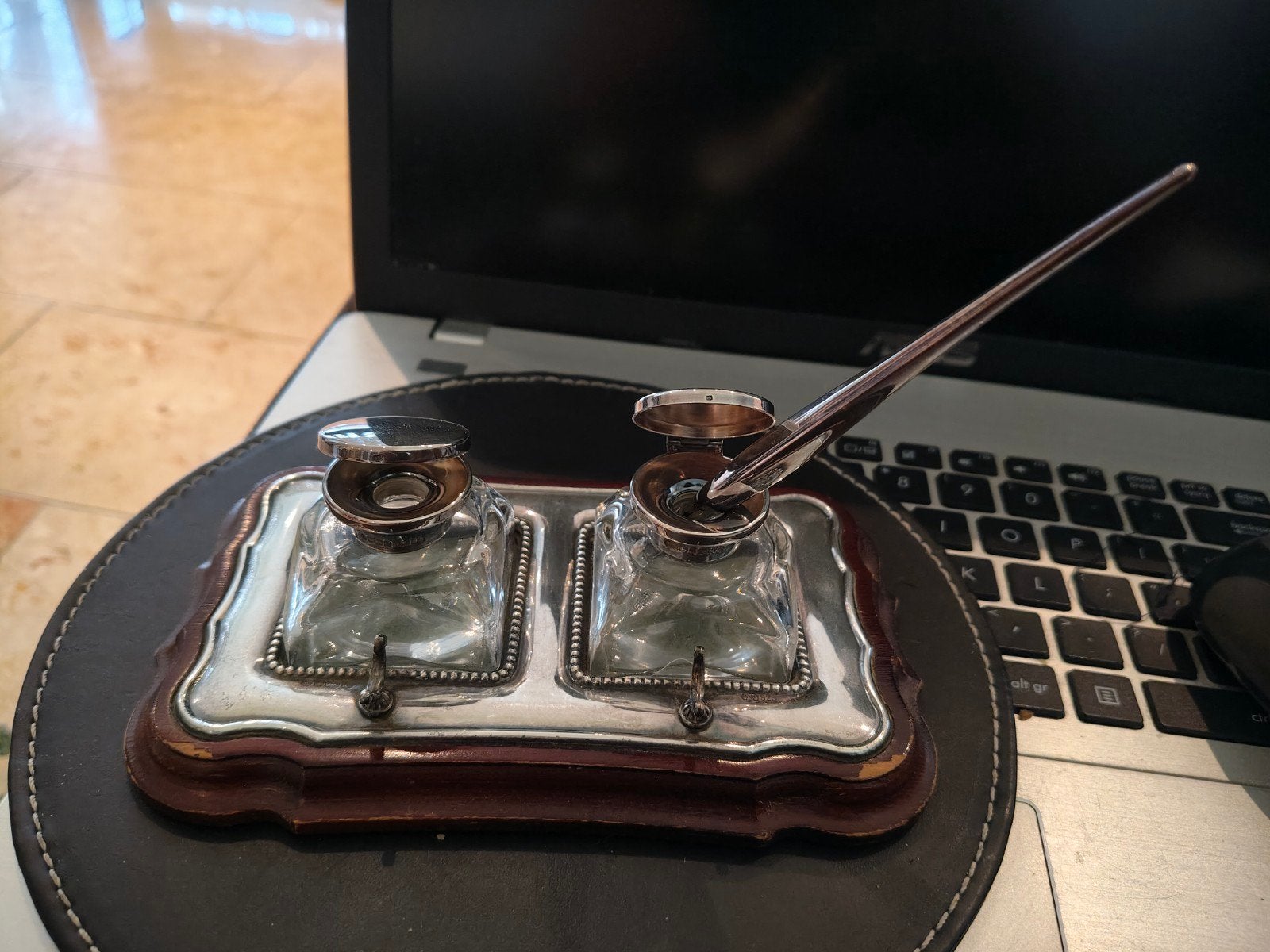 zilveren inktstel met noten houten onderkant, Antiek en Kunst, Ophalen