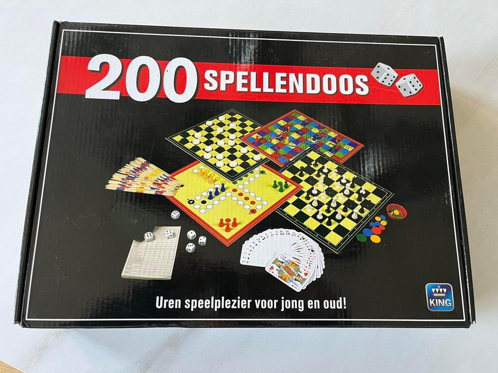 200-spellendoos, met oa Dammen, Mens erger je niet., Ophalen, Zo goed als nieuw
