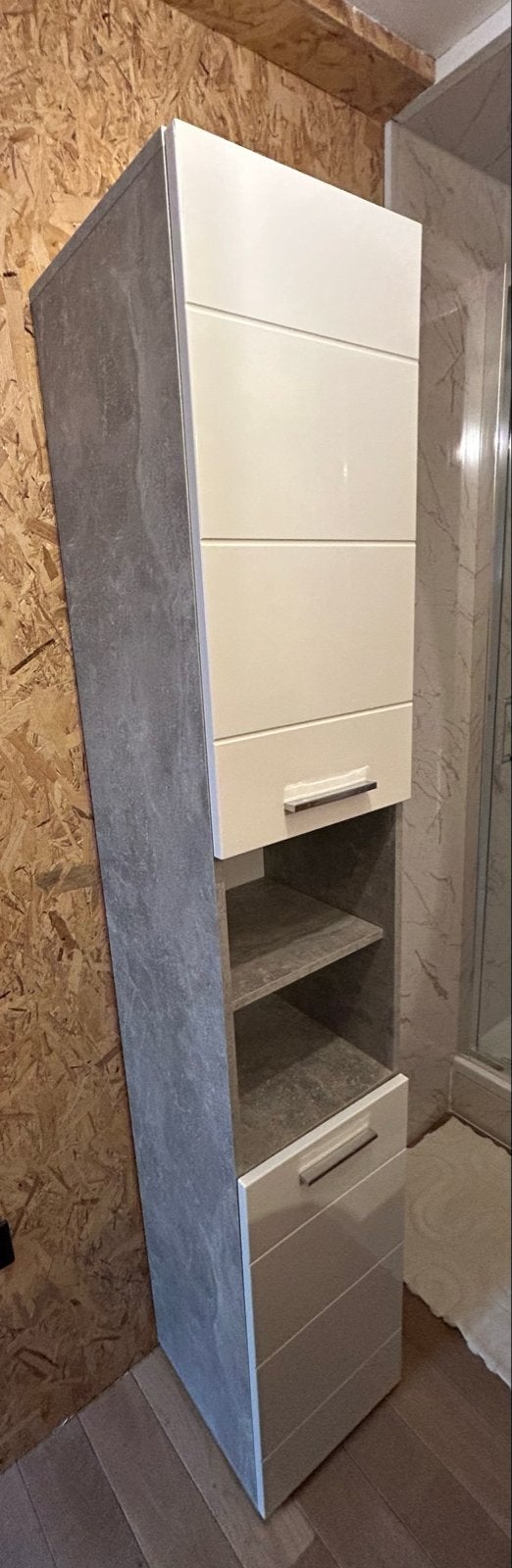 Hoge badkamerkast - betonlook met hoogglans witte deurtjes, Ophalen, (Half)hoge kast, Minder dan 50 cm, Zo goed als nieuw