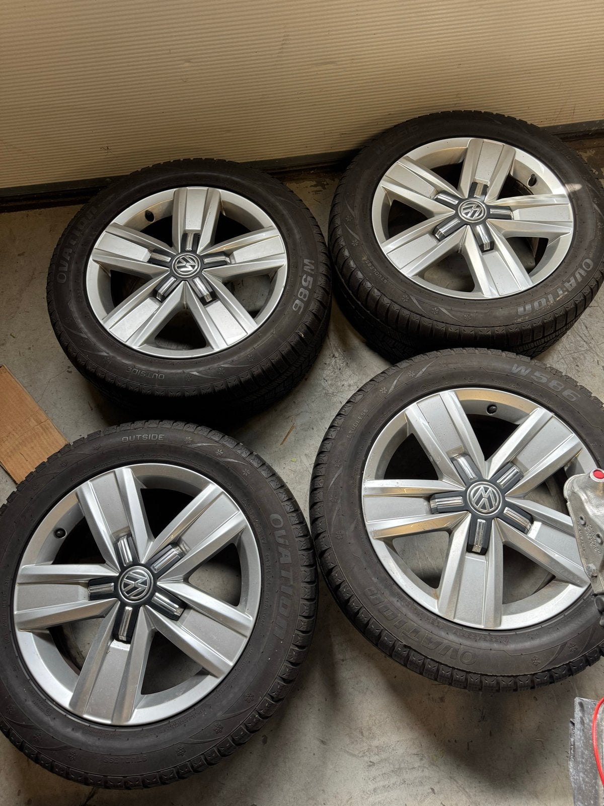 Winterbanden met velgen 235/55R17 - VW Transporter T6, Auto-onderdelen, Banden en Velgen, Banden en Velgen, 17 inch, 235 mm, Bestelwagen