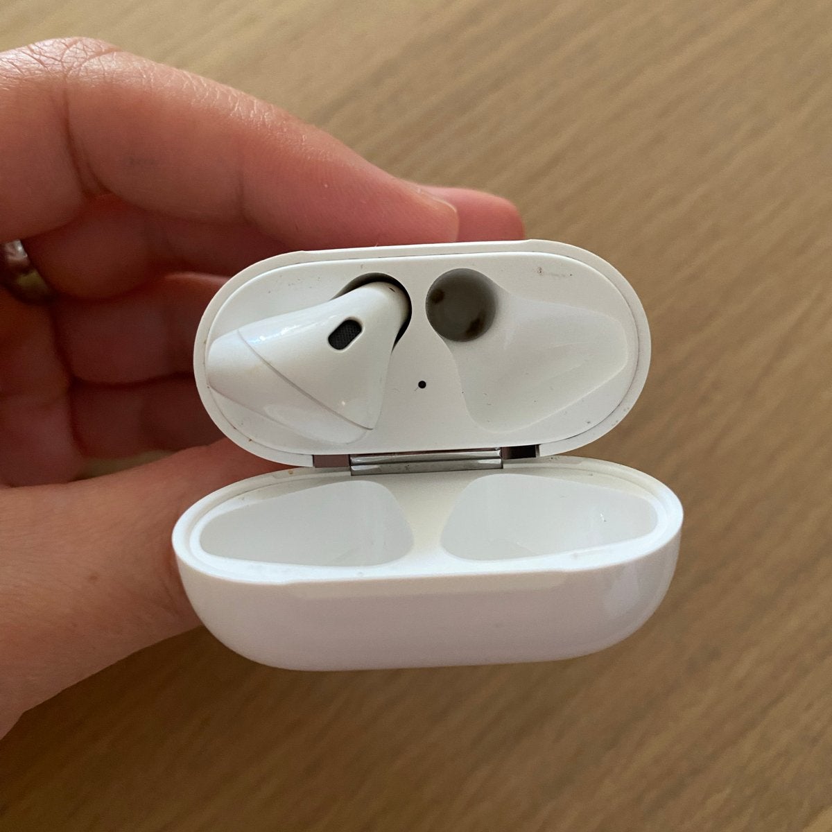 AirPods 2 Oplaadcase en Rechter AirPod, Ophalen of Verzenden, Gebruikt, Overige merken, Draadloos