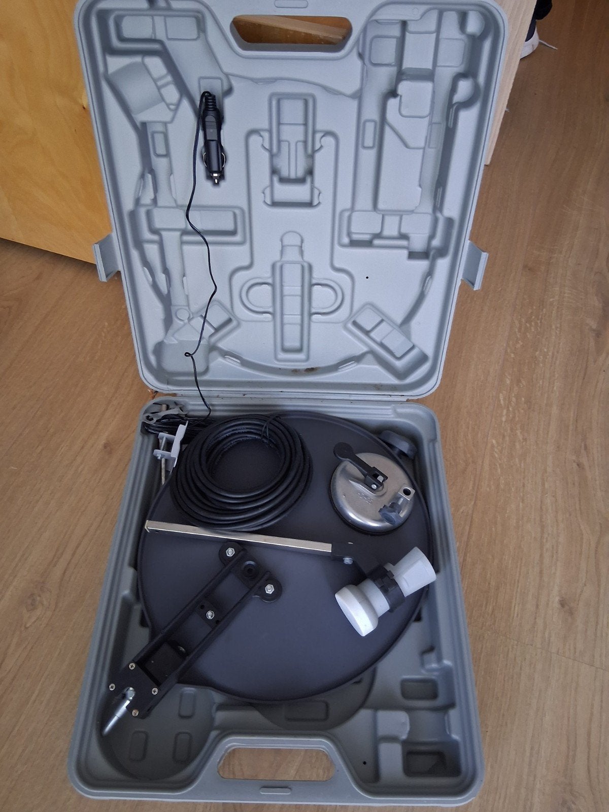 Complete Satelliet Schotel Set voor onderweg, Ophalen of Verzenden, Gebruikt, (Schotel)antenne, Overige merken