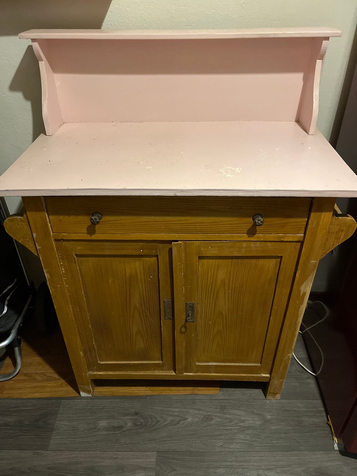 Vintage houten kastje met roze blad en plankje, Huis en Inrichting, Kasten | Overige, Ophalen, Gebruikt
