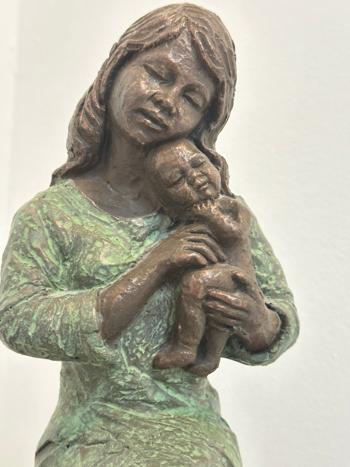 Sculptuur van Geert Kunen ‘Jonge moeder met baby’, Antiek en Kunst, Ophalen, 20 - 50 cm, Steen of Keramiek, Beeld