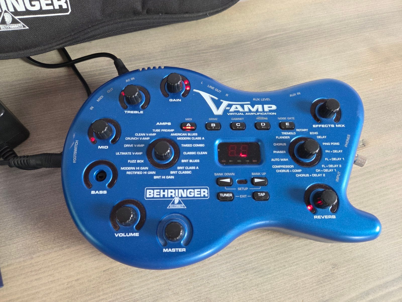 Behringer V-AMP + Footswitch + Hoes + Adapter, Verzenden, Gebruikt, Delay of Echo